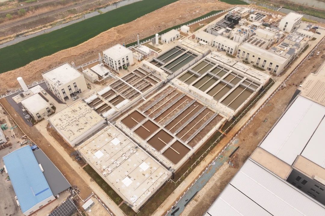 1752563459802977.jpg 鳳陽(yáng)經(jīng)濟(jì)開(kāi)發(fā)區(qū)污水處理廠二期工程順利通過(guò)竣工驗(yàn)收.jpg